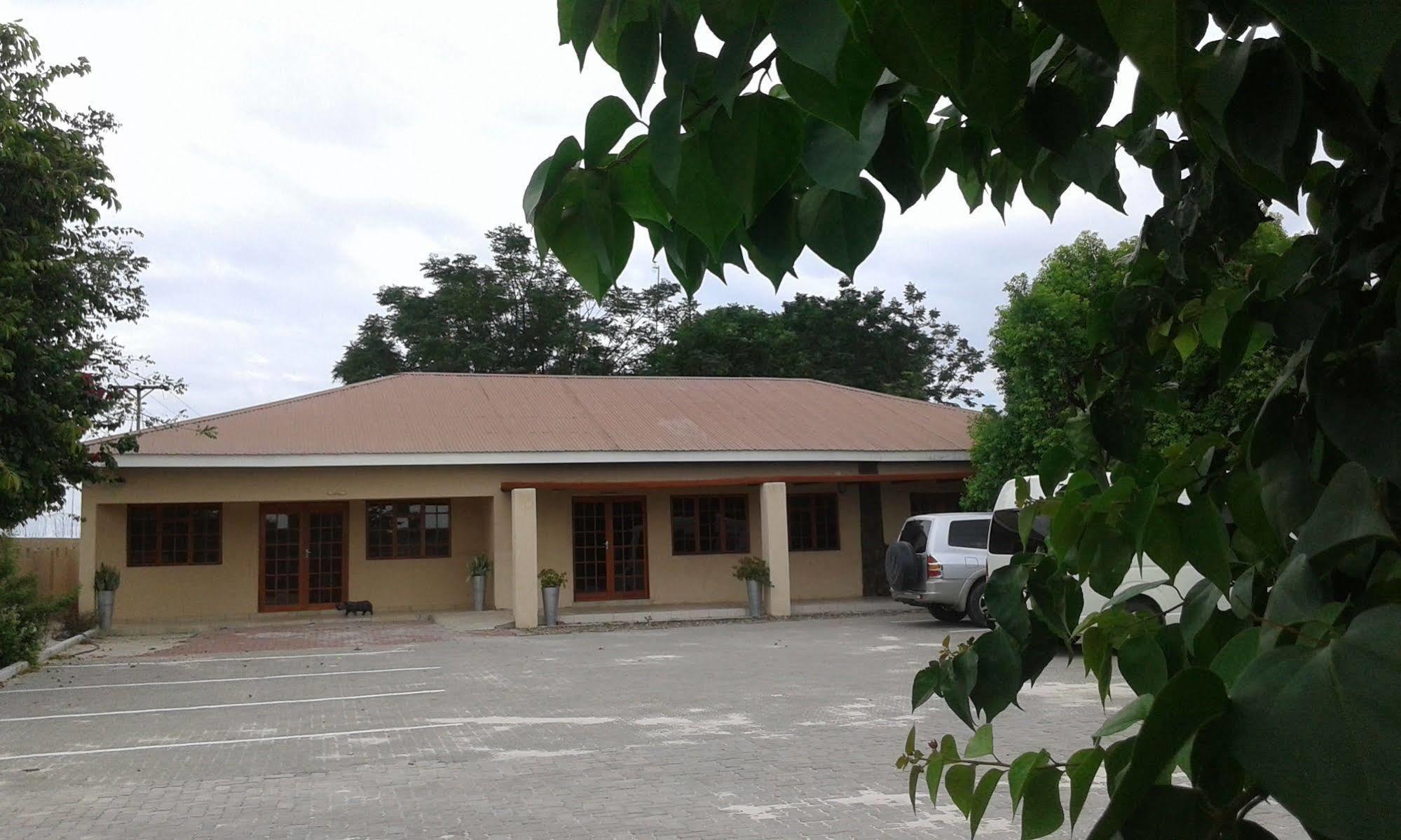 Larissa Hotel Maun Esterno foto